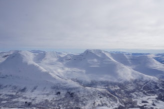 Looking-at-Melkefjellet-and-Istinden-Ridge-in-the-Tamokdalen-Valley-of-Northern-Norway-1536x1024.jpeg